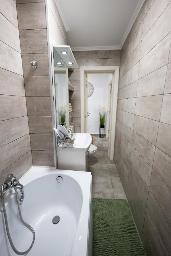 L&R Boutique Apartment Otelu Rosu Esterno foto